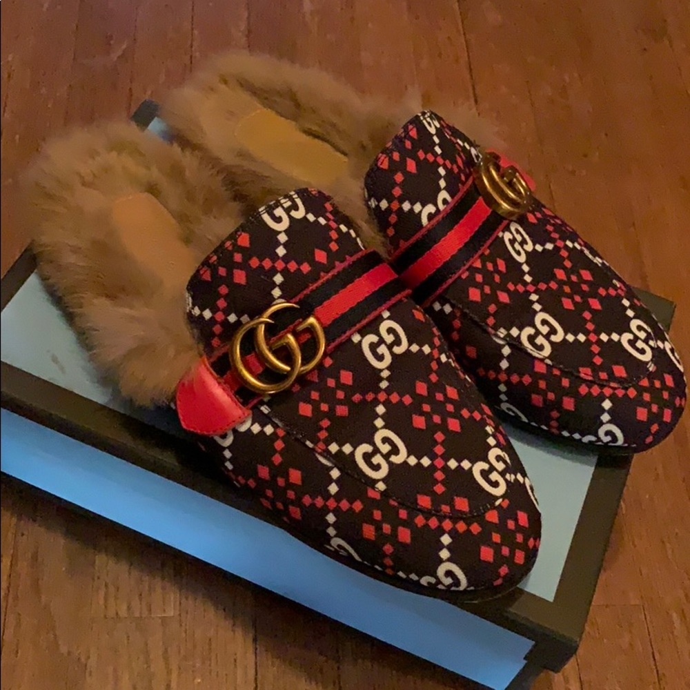 Gucci Fur Slippers (LIKE NEW) SIZE 41 (8 men’s)